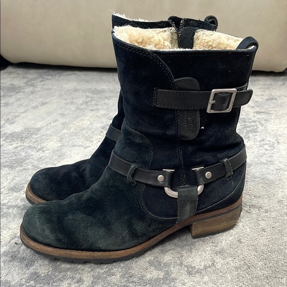 UGG Endell 5604 Black Suede Leather Shearling Ankle Harness Boot Distressed Sz 7 - Picture 2 of 14